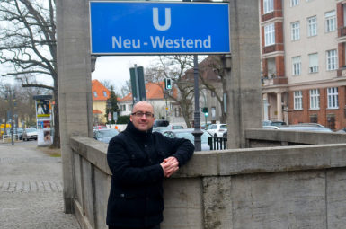 Foto: Alexander Sempf vor dem U-Bahnhof Neu-Westend