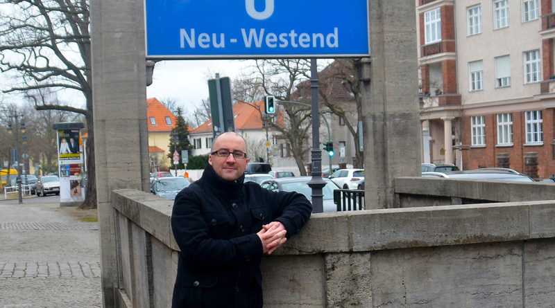 Foto: Alexander Sempf vor dem U-Bahnhof Neu-Westend